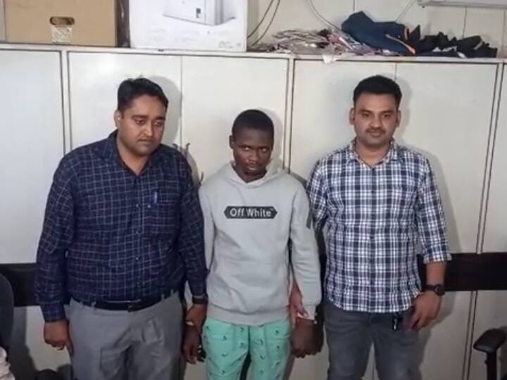 Noida Crime African man cheated IT engineer with lakhs of rupees on Instagram ANN Noida Crime News: सोशल मीडिया पर महिलाओं से दोस्ती कर ठगने वाला अफ्रीकी गिरफ्तार, अबतक इतनी महिलाओं को बना चुका है शिकार