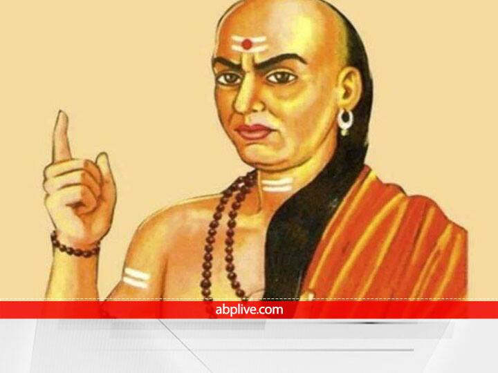 चाणक्य नीति (Chanakya Niti) के अनुसार गलत संगत जहर के समान है. इससे दूर रहने में ही भलाई है जो लोग गलत संगत का त्याग नहीं कर पाते हैं वे जीवन में कष्ट भोगते हैं. संगत का मनुष्य की सफलता में विशेष योगदान होता है. जब व्यक्ति अच्छी संगत करता है तो उसकी प्रतिभा निखरती है, ज्ञान में वृद्धि होती है. वहीं जब संगत खराब होती है तो व्यक्ति बुरे कार्यों की तरफ आकर्षित होता है. बुरी आदतें पनपती हैं, व्यक्ति को सम्मान नहीं मिलता है और हर कोई दूरी बना लेता है.