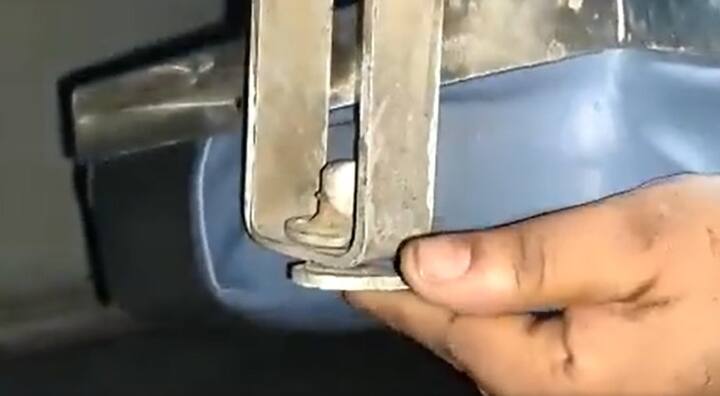 मुलांच्या सुरक्षेची संपूर्ण खबरदारी या बेबी बर्थमध्ये घेण्यात आली आहे. ही सीट फोल्डेबल असून स्टॉपरने सुरक्षित आहे.