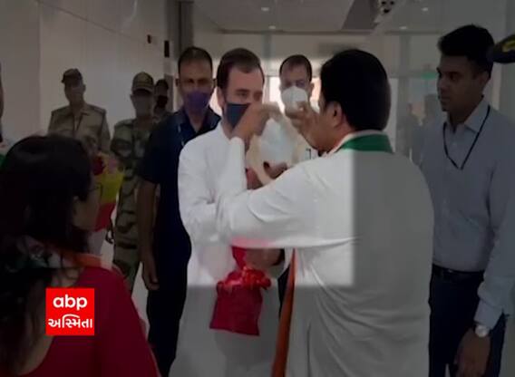 કોંગ્રેસના કયા નેતા રાહુલ ગાંધીને સૂતરની આંટી પહેરાવવા ગયા પણ રાહુલે ના પાડી દીધી, જુઓ વીડિયો