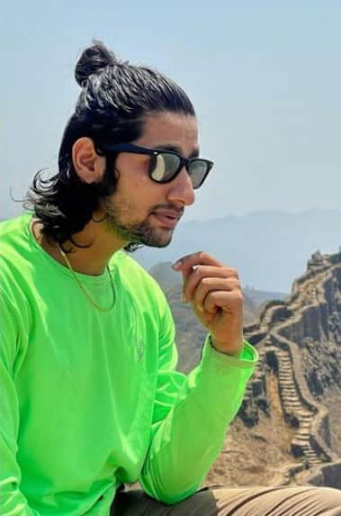 लस्ट स्टोरी  या हिंदी वेब सीरिजमध्ये तसेच झुंड या हिंदी चित्रपटामध्ये आकाशनं काम केलं आहेय.  (Akash Thosar/instagram)