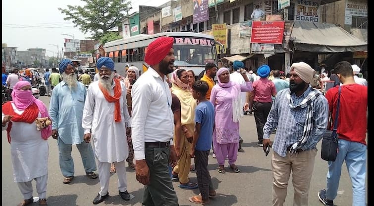 School bus accident : Chakka jam in Batala by family members after Police arrest bus driver ਸਕੂਲ ਬੱਸ ਪਲਟਣ ਦਾ ਮਾਮਲਾ: ਡਰਾਈਵਰ ਦੀ ਗ੍ਰਿਫ਼ਤਾਰੀ ਖਿਲਾਫ ਪਰਿਵਾਰ ਵਾਲਿਆਂ ਵੱਲੋਂ ਬਟਾਲਾ 'ਚ ਚੱਕਾ ਜਾਮ