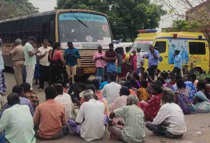 Vomiting fainting after eating for biriyani eaters  Road blockade by relatives seeking relief. பிரியாணி சாப்பிட்டவர்களுக்கு வாந்தி, மயக்கம்.. நிவாரணம் வழங்கக்கோரி உறவினர்கள் சாலை மறியல்.