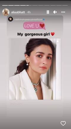 Alia Bhatt in Doha: दोहा में आलिया भट्ट ने जमकर उठाया फूड का लुत्फ, पोहा से लेकर मिल्ककेक खाती आईं नजर