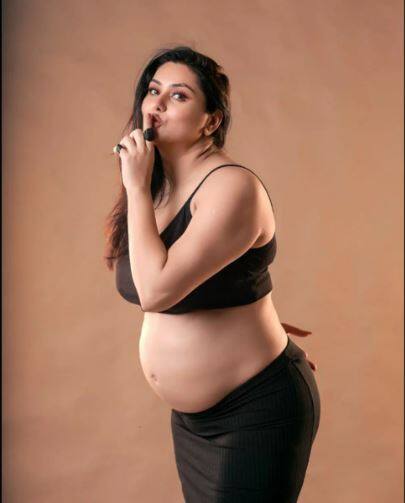 एक्ट्रेस नमिता ने हाल ही में अपनी प्रेग्नेसी को लेकर खुबसूरत फोटो के साथ अपडेट जारी किया तो उनके फैंस ने उनको बधाई देना शुरु कर दिया.