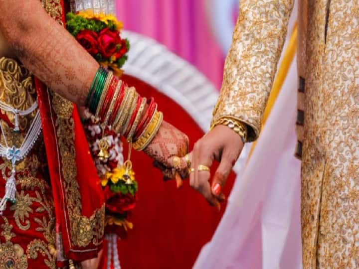 up news meerut, bride and groom done harsh firing on their wedding, now police ragistered case Meerut News: शादी को यादगार बनाने के लिए हर्ष फायरिंग करना दुल्हन को पड़ा भारी, अब पुलिस कर रही है तलाश