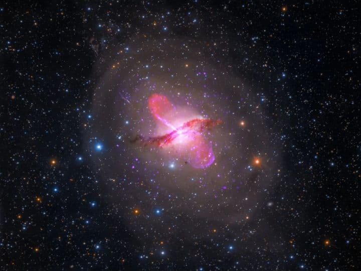 A gaint black hole might have carried out a magnetic flip marathi news Black Hole : एका मोठ्या ब्लॅक होलचे चुंबकीय क्षेत्र पलटले, 236 दशलक्ष प्रकाशवर्ष दूर गूढ संकेतांचा शोध