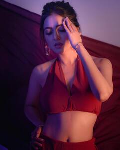 Tejasswi Prakash Photo: टीवी की इस नागिन ने मरून कलर की ड्रेस पहन दिखाए नखरे हजार, सिजलिंग लुक देख फैंस के उड़े होश