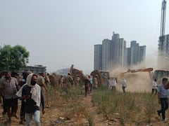 Greater Noida News: ग्रेटर नोएडा प्राधिकरण ने अवैध कब्जों पर चलाया बुलडोजर, करीब 10 एकड़ जमीन से हटाया अतिक्रमण