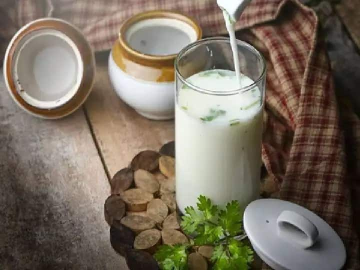 Health Tips : कडक उन्हाळ्याला सुरुवात झाली आहे. अशा वेळी शरीराला थंडावा देण्यासाठी ताक फार फायदेशीर आहे.