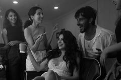 Photos: बहन Shanaya Kapoor और दोस्तों के साथ पार्टी में झूमती दिखीं Janhvi Kapoor