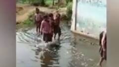 आगरा में ऐसे जाते हैं बच्चे स्कूल, ग्राम प्रधान की लापरवाही उजागर | Agra Roads | Hindi News