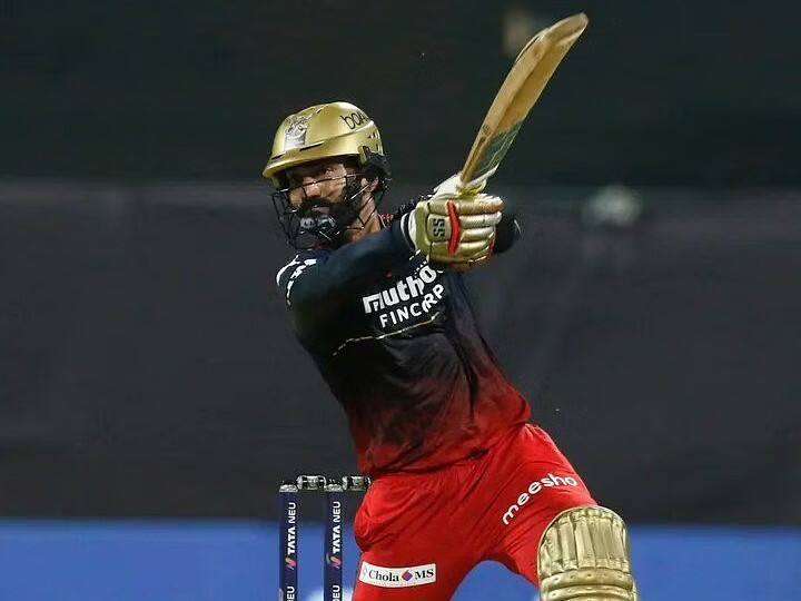 IPL के इस सीजन में दूसरे सबसे ज्यादा तोबड़तोड़ अंदाज में बल्लेबाजी करने वाले खिलाड़ी रॉयल चैलेंजर्स बैंगलोर के विकेटकीपर बल्लेबाज दिनेश कार्तिक हैं. कार्तिक ने इस सीजन 200 के स्ट्राइक रेट से रन बनाए हैं. इन्होंने 12 मैचों की 12 पारियों में 8 बार नाबाद रहते हुए 137 गेंद पर 274 रन बनाए हैं. (फोटो सोर्स: iplt20.com)