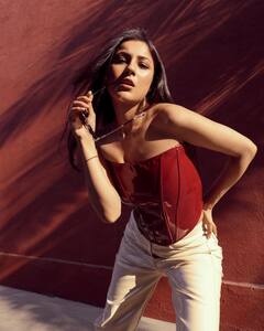 Shehnaaz Gill Photos: शहनाज़ ने ऑफ शोल्डर टॉप में करवाया किलर फोटोशूट, हर फोटो में लगीं स्टालिश