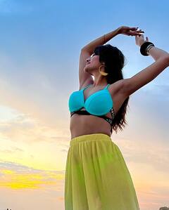 Nusrat Jahan Photos: नुसरत जहां की फोटो ने बढ़ाया सोशल मीडिया का पारा, सिजलिंग अवतार देख फैंस बोले- 'कोई एसी तो चला दो यार'