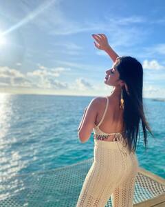 Jannat Zubair Photos: पांढऱ्या आउटफिटमध्ये जन्नतचं समुद्रकिनाऱ्यावर ग्लॅमरस फोटोशुट, पाहा फोटो!