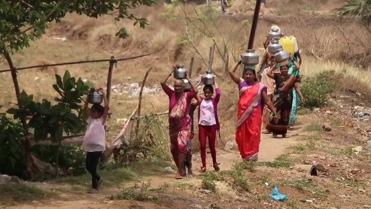 Kalyan Water Crisis Citizens of Manivali village deprived from drinking water Kalyan : नदी उशाला अन् कोरड घशाला, मानिवली गावातील नागरिक पिण्याच्या पाण्यापासून वंचित