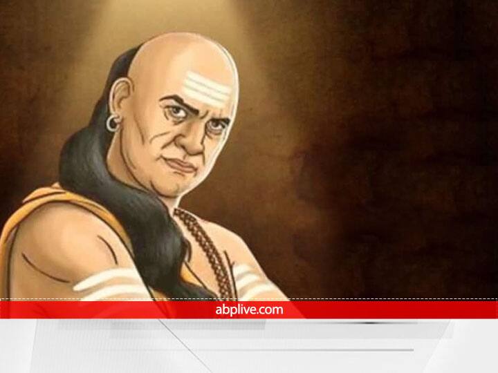 चाणक्य नीति (Chanakya Niti) के अनुसार आलस मनुष्य का दुश्मन माना गया है, जो व्यक्ति आलस करता है, वो सदैव जीवन में आगे बढ़ने वाले अवसरों को खोता है. आगे बढ़ने के अवसर कभी-कभी ही मिलते हैं जो लोग आलस का त्याग कर इन अवसरों का लाभ उठाने के लिए तैयार रहते हैं वे सफल होते हैं. धन की भी कमी नहीं रहती है.
