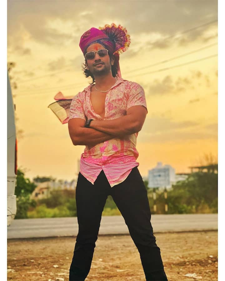 फोटो शेअर करुन कॅप्शनमध्ये आकाशनं रूबाब असा हॅशटॅग वापरला आहे. (Akash Thosar/instagram)