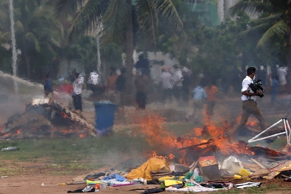 Sri Lanka Crisis Armed forces ordered by Defence Ministry to open fire at anyone Looting public property Sri Lanka Crisis: সরকারি সম্পত্তির ক্ষতি করলেই গুলি, বিক্ষোভকারীদের সতর্কবার্তা শ্রীলঙ্কায়