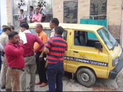 Hardoi News: हरदोई में तेज रफ्तार स्कूल वैन अनियंत्रित होकर पलटी, सीसीटीवी फुटेज में ऐसे नजर आई वैन