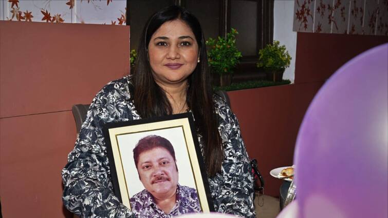 Abhishek Chatterjee: Abhishek Chatterjee's wife wore Abhishek's old shirt in Shaina's birthday party Abhishek Chatterjee: অভিষেকের পুরনো শার্ট পরে মেয়ের জন্মদিনের পার্টিতে হাজির থাকলেন সংযুক্তা
