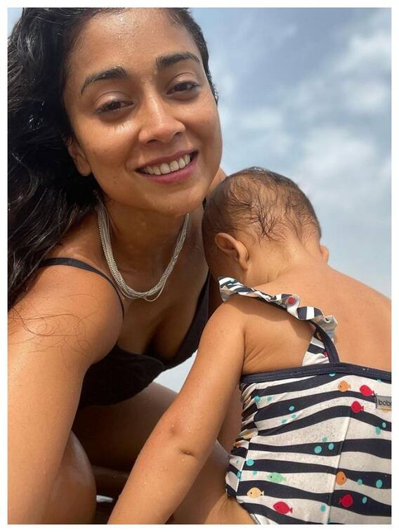 బీచ్ లో కూతురితో శ్రియా ఆటలు 