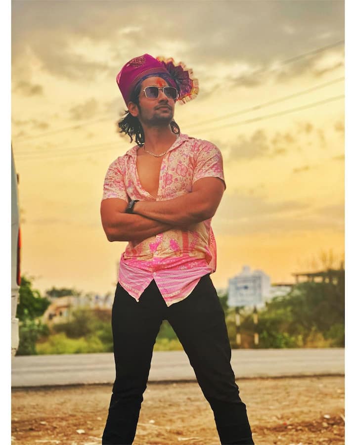 अकाशनं नुकतेच त्याच्या रॉयल लूकमधील फोटो सोशल मीडियावर शेअर केले आहे. (Akash Thosar/instagram)