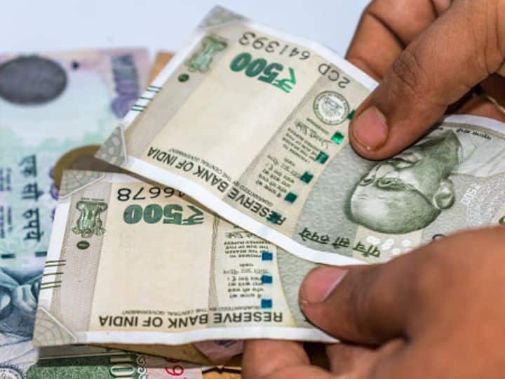 Rupee Recovers 12 Paise To Close At 77.32 Against US Dollar As Crude Oil Prices Fall Rupee Recovers 12 Paise To Close At 77.32 Against US Dollar As Crude Oil Prices Fall