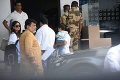 IN PICS: बेटे जेह अली खान के साथ एयरपोर्ट पर स्पॉट की गईं करीना कपूर खान, कैजुअल अंदाज में आईं नजर