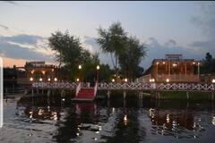 Floating Hotels: राजस्थान से लेकर उत्तराखंड तक, इन राज्यों के शहरों में बने हैं पानी में तैरते हुए होटल, खूबसूरती देख रह जाएंगे दंग