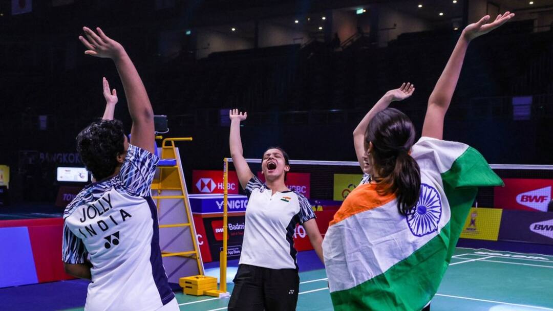 Uber Cup: Elated Indian shuttlers celebrate win over USA at Thomas and Uber Cup with thunderous ‘Bharat Mata Ki Jai' chants Uber Cup: ম্যাচ জিতেই জাতীয় পতাকা হাতে চিৎকার ''ভারত মাতা কি জয়''