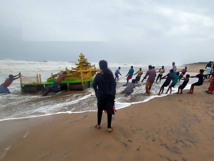 Cyclone Asani Chariot at Sunnapalli: Golden Chariot Flown to Reach Sunnapalli Coast in Srikajulam Distrcit Cyclone Asani Effect: అసని తుపాను ఎఫెక్ట్, తీరానికి కొట్టుకొచ్చిన మందిరం - చూసేందుకు ఎగబడుతున్న జనాలు !