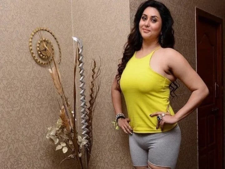 actress namitha share about her body shaming issues ”சினிமாத்துறையில் ஆண் ஆதிக்கம்; ஹீரோயின்ஸுக்கு மட்டும் ஏன் இந்த அழுத்தம்“ - நடிகை நமீதா  வேதனை!