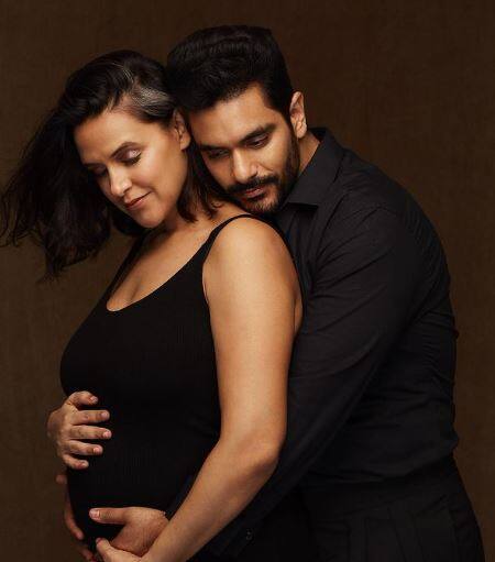 नेहा धूपिया और अंगद बेदी 10 मई 2018 को एक दूसरे संग शादी के बंधन में बंध गए थे. दोनों ने अपनी शादी की खबर से सबको हैरान कर दिया था.