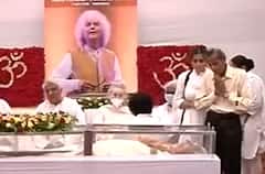 Big B, Javed Akhtar attend last rites of Pandit Shivkumar Sharma | Khabar Filmy Hai (11 May 2022)