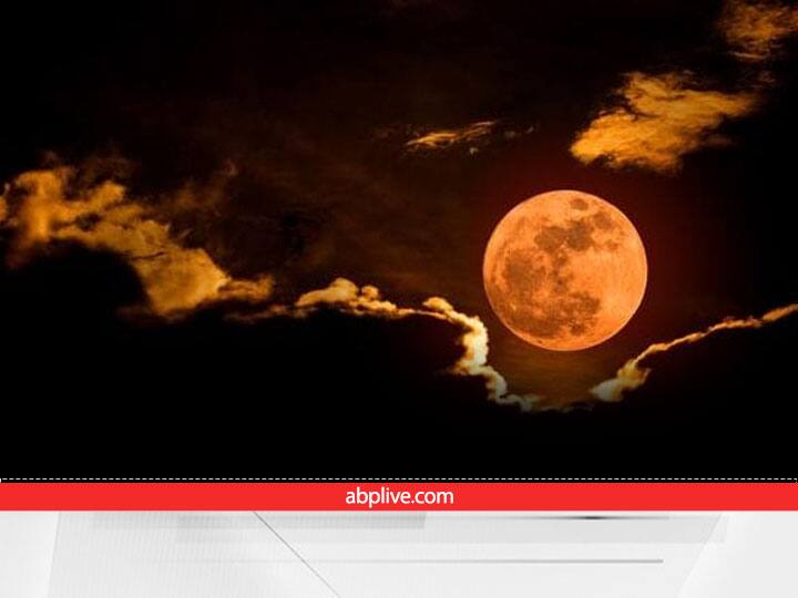 चंद्र ग्रहण (Chandra Grahan 2022) वृश्चिक राशि में  लग रहा है तो इस राशि पर सबसे अधिक प्रभाव देखने को मिलेगा . वृश्चिक राशि वालों को विशेष सावधानी बरतने की जरूरत है. ग्रहण के कारण आपके मन में नकारात्मक विचार आ सकते हैं. धन का व्यय सोच समझ कर करें. विवाद आदि से भी दूर रहने का प्रयास करें. इस दिन धन, सेहत और संबंधों के मामले में सावधानी बरतें. जीवनसाथी से विवाद न करें.