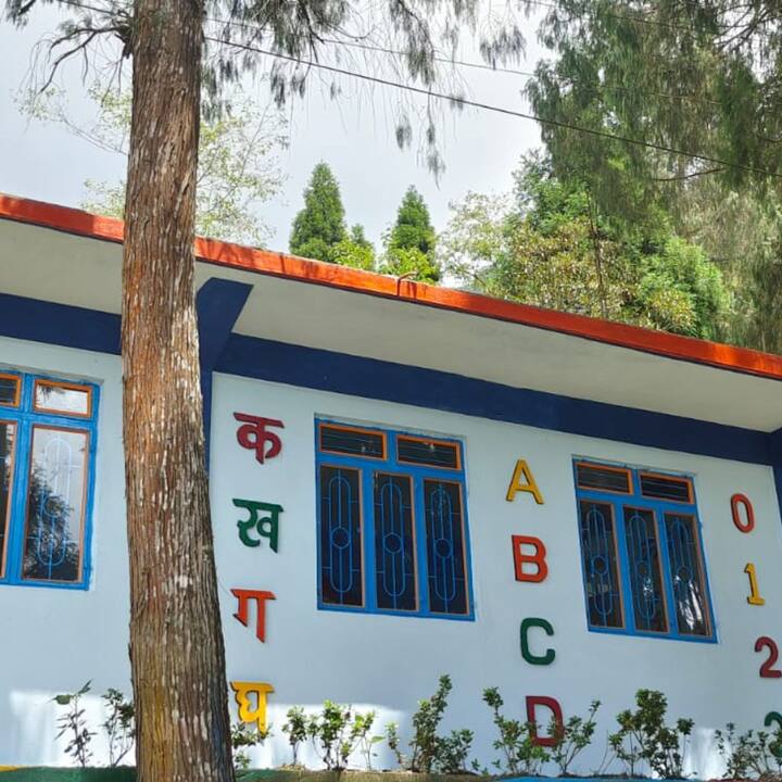 দেওয়ালজুড়ে নজরকাড়া রঙে রাঙিয়ে তোলা হয়েছে বর্ণমালা ও বিভিন্ন মাসের নাম।
