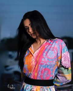 Priya Mani Raj Photos: పొట్టిగౌనులో యమదొంగ బ్యూటీ