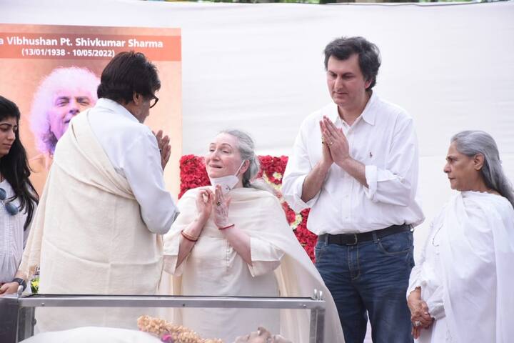 बता दें, पंडित शिवकुमार शर्मा 84 साल के थे. उनके निधन की खबर से उनके चाहने वालों को काफी झटका लगा है. लोगों का कहना है कि उनका जाना भारतीय शास्त्रीय संगीत के लिए एक बड़ी क्षति है.