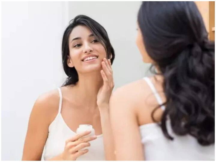 Home Remedies For Pigmentation: चेहर पर दिखने वाले दाग-धब्बे आपकी खूबसूरती को बिगाड़ देते हैं. चेहरे पर झांई पड़ने से सुंदरता फीकी लगने लगती है. ऐसे में आप कुछ घरेलू उपाय अपनाकर झांई यानि पिगमेंटेशन की समस्या को दूर कर सकते हैं.