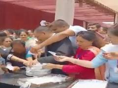 CM ਦੌਰੇ ਮਗਰੋਂ ਆਪਸ 'ਚ ਉਲਝੇ ਅਧਿਆਪਕ, ਖਾਣੇ ਪਿੱਛੇ ਹੋਏ ਗੁੱਥਮ-ਗੁੱਥੀ