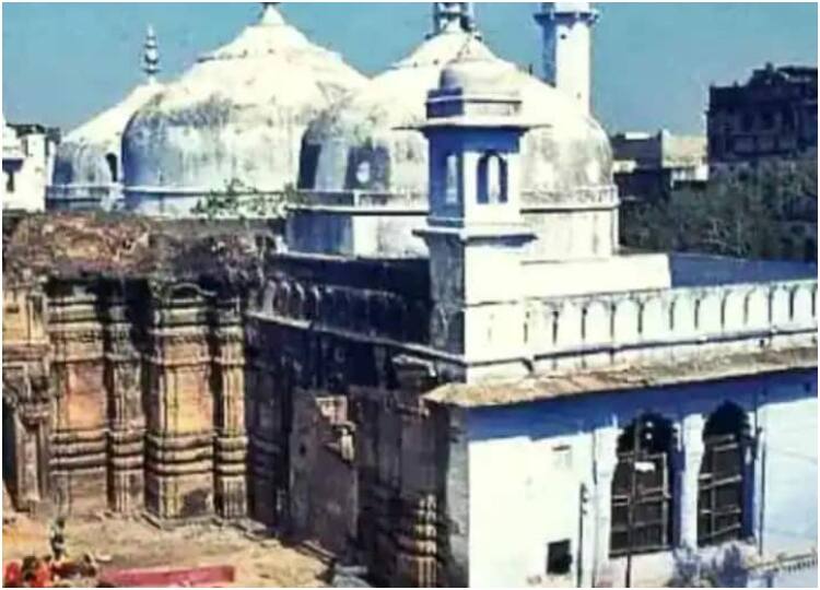 Gyanvapi Masjid Case videographer vibhash dubey claims to see kamal and swastik on mosque wall Gyanvapi Masjid Case: सर्वे करने वाले वीडियोग्राफर ने मस्जिद की दीवार पर स्वास्तिक और कमल दिखने का किया दावा