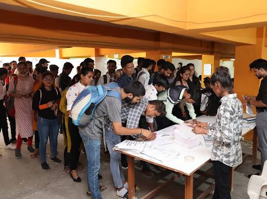 Candidates with BSc and B.Com degree have applied for the post of Peon in this University of Gujarat ગુજરાતની આ યુનિવર્સિટીમાં પટાવાળાની જગ્યા માટે બીએસસી અને બીકોમની ડિગ્રી ધરાવતા ઉમેદવારોએ કરી અરજી
