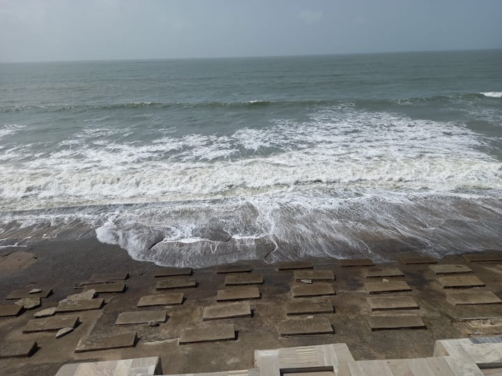 আজ দিঘা ও মন্দারমণির বিচে কড়া নজরদারি পুলিশ ও বিপর্যয় মোকাবিলা দফতরের। কোনও পর্যটককে জলে নামতে দিল না প্রশাসন।