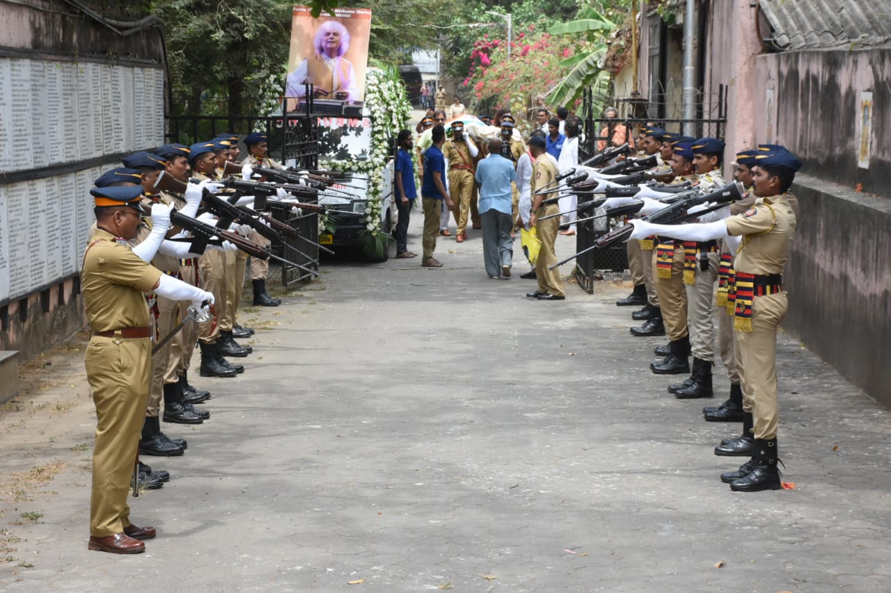 Last Rites Of Pt Shiv Kumar Sharma Take Place With Full State Honours, Amitabh & Jaya Bachchan, Javed Akhtar & Others Attend- PICS