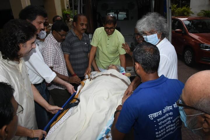 আজ তাঁর শেষকৃত্য সম্পন্ন হবে। জানা গিয়েছে, দুপুর ৩টে নাগাদ শেষকৃত্য সম্পন্ন হবে তাঁর।