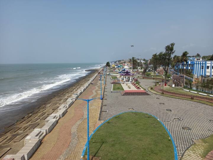 দিঘায় মেঘলা আকাশ। সকাল থেকে মাঝেমধ্যে ঝিরঝিরে বৃষ্টি হচ্ছে।