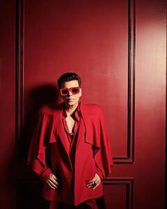 Koffee With Karan 7: लाल रंग में रंगे नजर आए Karan Johar, कॉफी विद करण में लगेगा गुलाबी तड़का