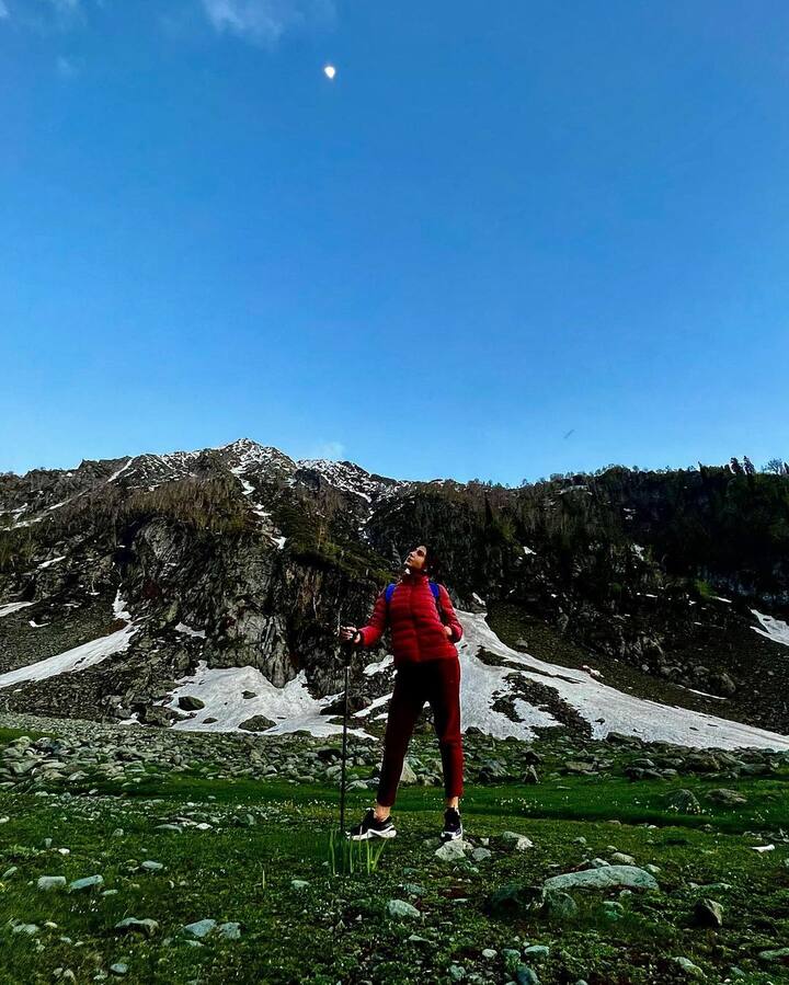 या फोटोंमध्ये सारा अली खान हातात काठी घेऊन पर्वत आणि नद्यांच्या मध्ये दिसत आहे. कॅम्पजवळ उभ्या असलेल्या या फोटोमध्ये सारा ट्रेकिंगसाठी पूर्णपणे तयार दिसत आहे.(photo:saraalikhan95/ig)